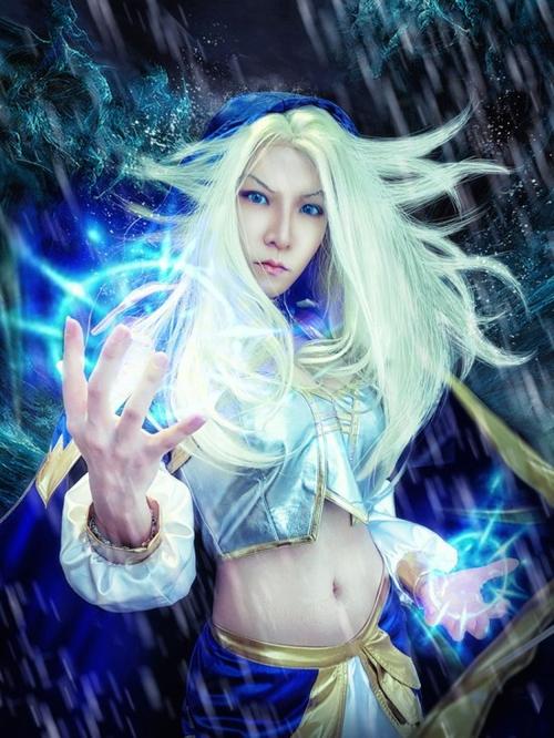 魔兽世界发布会白头发女主持:魅力与专业交织